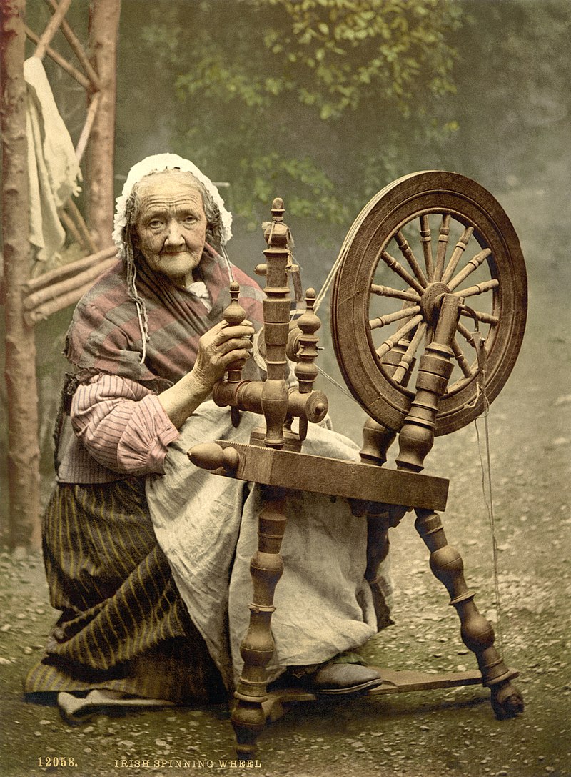 Из Википедии, фотография старухи с ирландской прялкой (ок. 1900 г.), сейчас находится в коллекции Библиотеки Конгресса. Обратите внимание, что это пря
