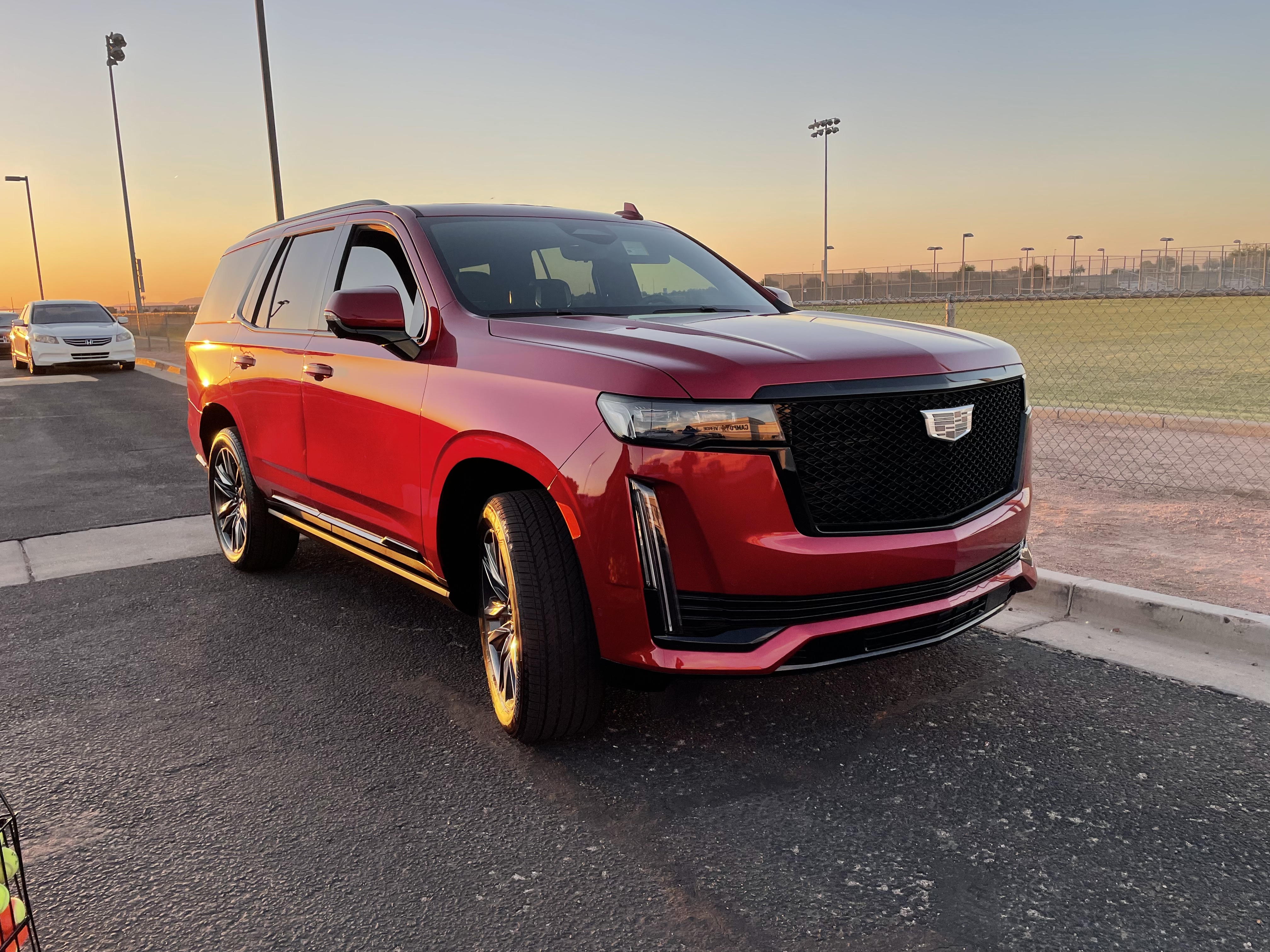 Автомобиль Cadillac Escalade — визуальная шутка автора