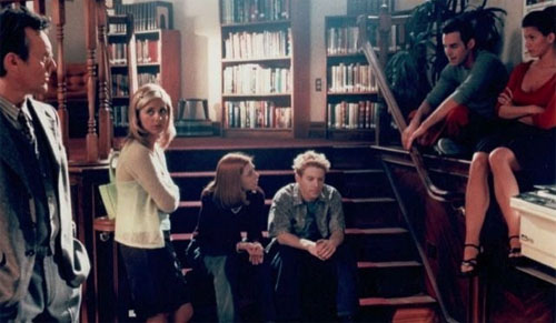 Герои сериала «Баффи — истребительница вампиров» в школьной библиотеке