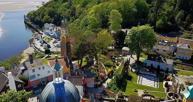 Красочные здания приморского поселения Портмейрион