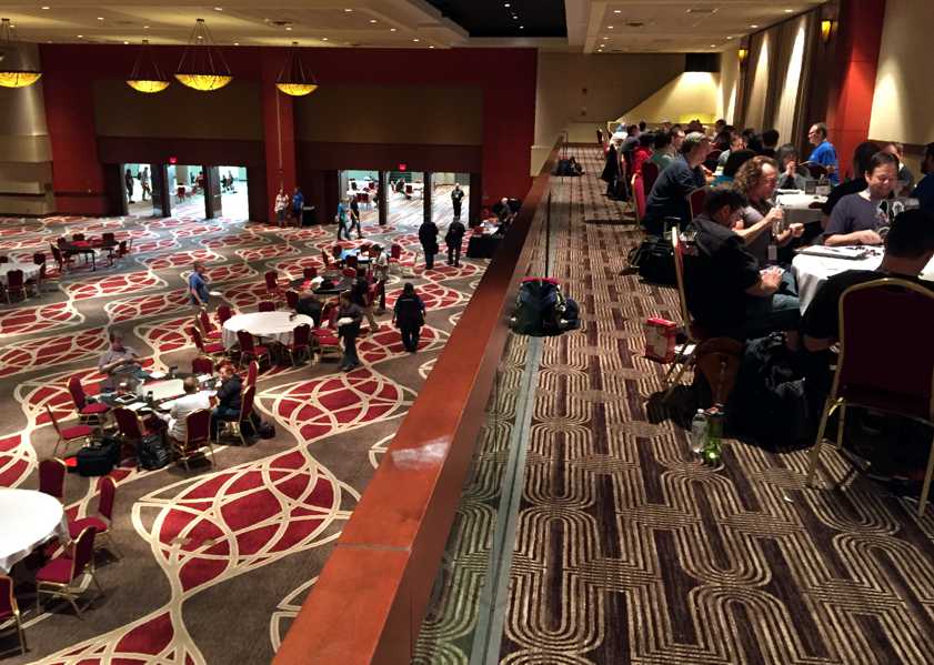 Игра D&D на Origins 2016; площадка D&D Experience видна на балконе