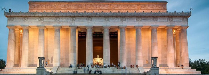 Посетители Мемориала Линкольна ночью