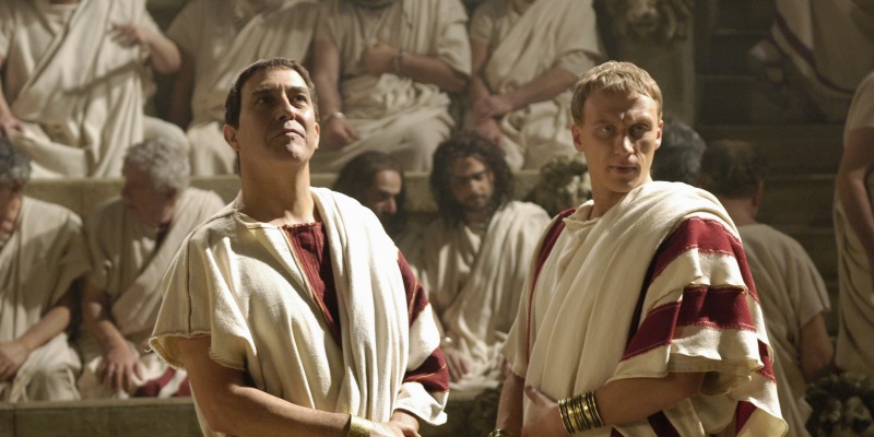 Юлий Цезарь и Луций Ворен в сериале «Рим»